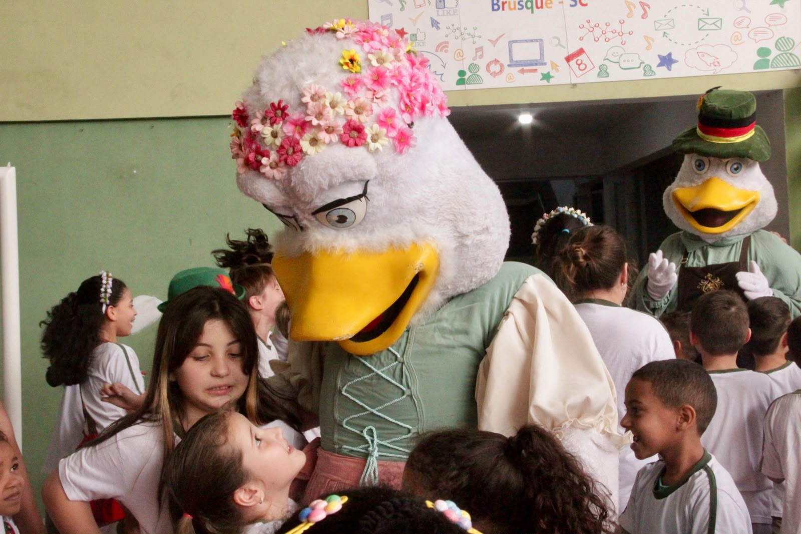 Fenarreco leva marrecos e realezas mirins às escolas municipais